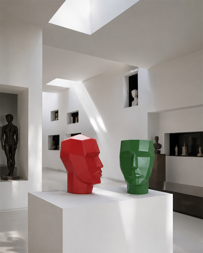 Sculptures têtes géométriques rouge et verte pour musée