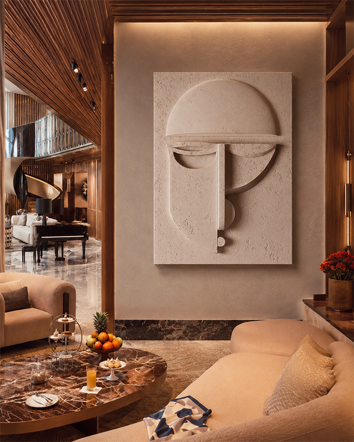 Sculpture bas-relief visage en travertin pour salon d’hôtel