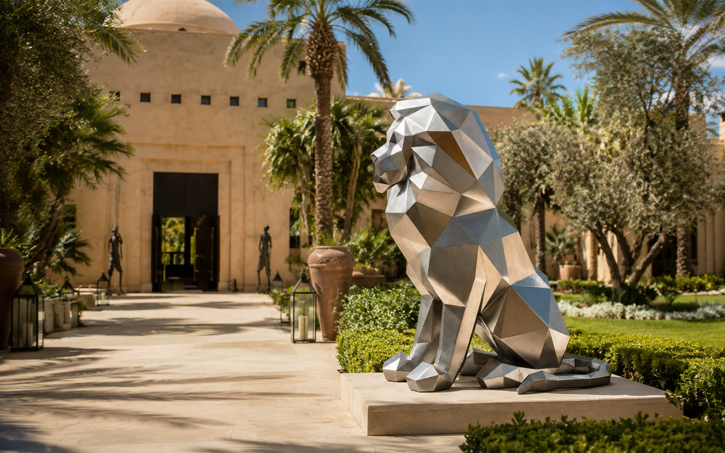 Sculpture lion géométrique en acier pour entrée d’hôtel