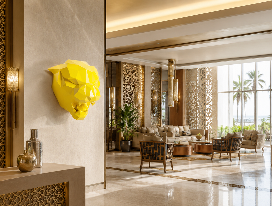 Sculpture tête de panthère jaune géométrique pour lobby d’hôtel